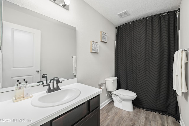 190 Palisade Dr, Saint Augustine, FL 32092 - full bath with wood finished floors, a textured ceiling, vanity, toilet, and visible vents