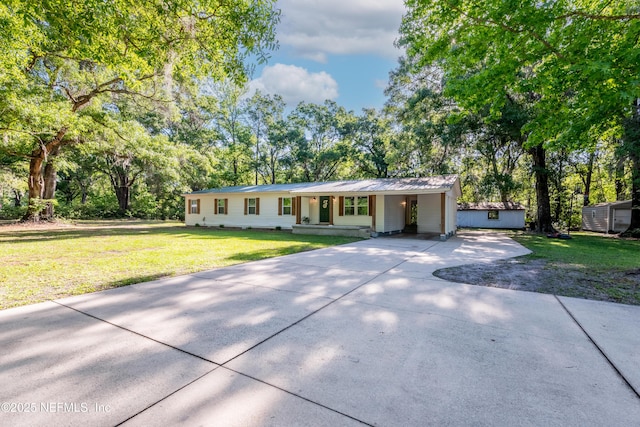 single story home featuring a front yard, crawl space, and driveway