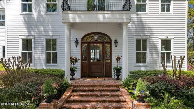 entrance to property featuring a balcony