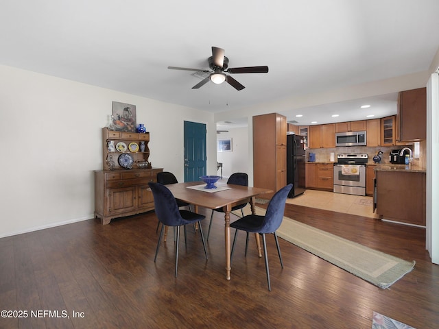 dining area featuring recessed lighting, light wood-style flooring, a ceiling fan, and baseboards