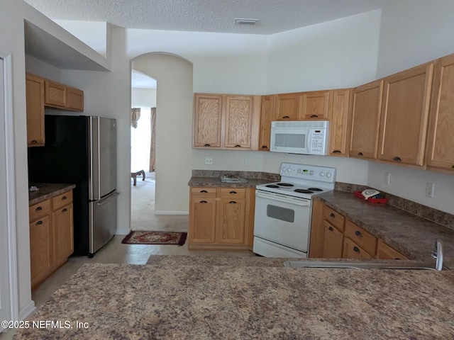 124 Hondo Dr, Saint Augustine, FL 32086 - kitchen featuring arched walkways, white appliances, a sink, visible vents, and a textured ceiling