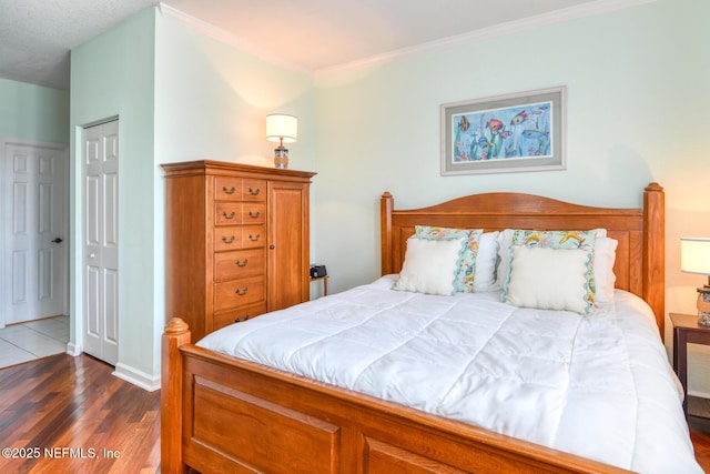 2229 Vista Cove Rd, Saint Augustine, FL 32084 - bedroom featuring dark wood-style floors, crown molding, a closet, and baseboards