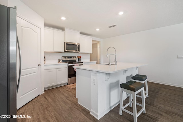 2916 Duck Hollow Ln, Green Cove Springs, FL 32043 - kitchen featuring stainless steel appliances, a sink, dark wood finished floors, white cabinetry, and recessed lighting