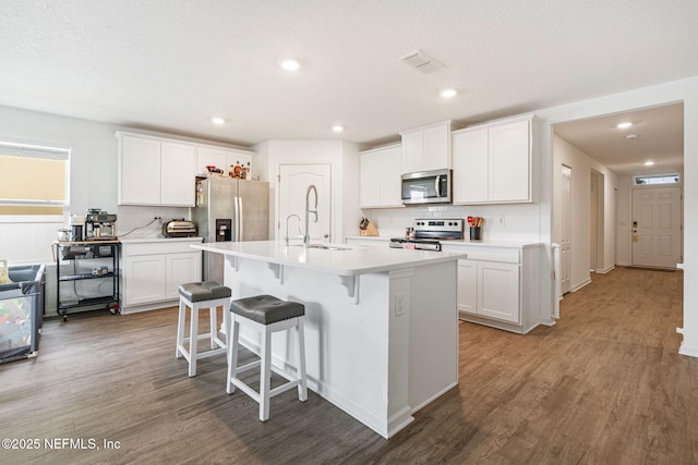 2916 Duck Hollow Ln, Green Cove Springs, FL 32043 - kitchen featuring stainless steel appliances, a sink, wood finished floors, backsplash, and recessed lighting