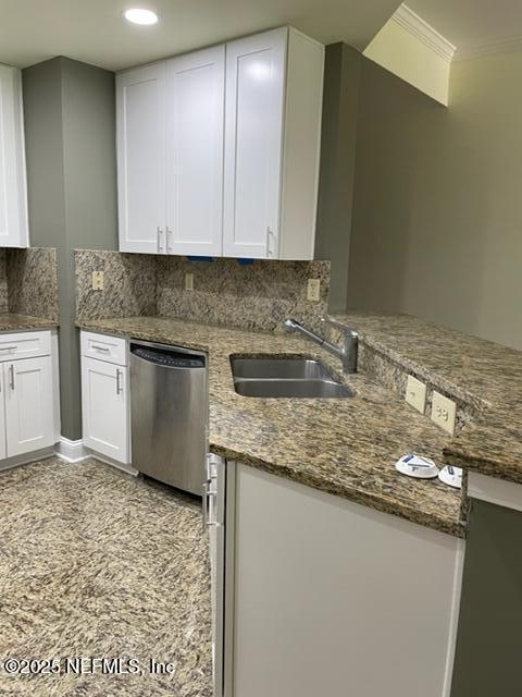 400 E Bay St Unit 502, Jacksonville, FL 32202 - kitchen featuring tasteful backsplash, white cabinets, dishwasher, a sink, and ornamental molding