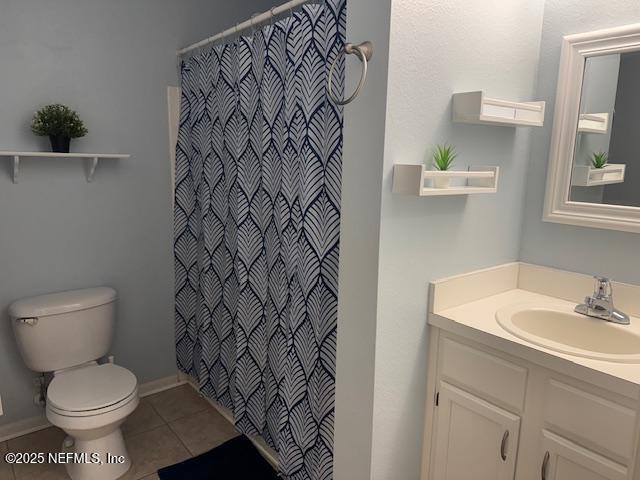 7701 Timberlin Park Blvd Unit 531, Jacksonville, FL 32256 - full bath featuring toilet, vanity, tile patterned flooring, and a shower with curtain