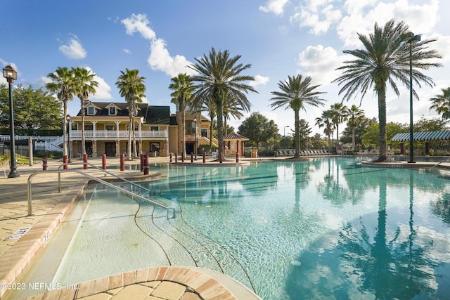 3211 Winding Creek Pl, Green Cove Springs, FL 32043 - community pool with a patio