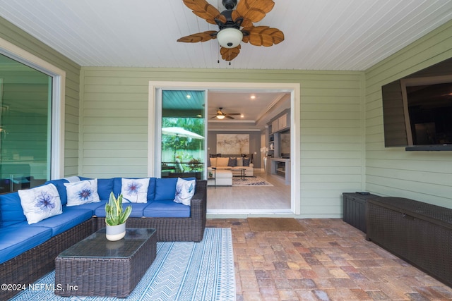 sunroom / solarium featuring outdoor lounge area and ceiling fan