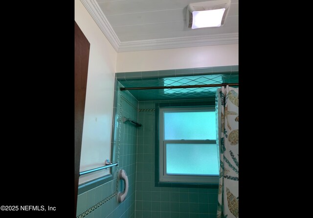 bathroom featuring crown molding and tiled shower