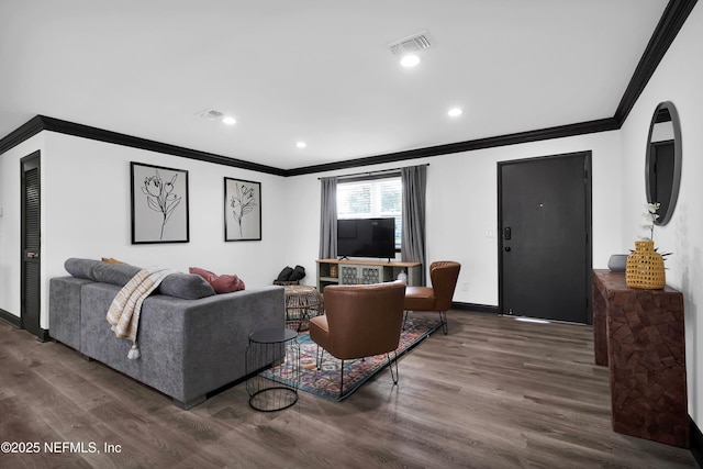 living room featuring crown molding, recessed lighting, baseboards, wood finished floors, and visible vents