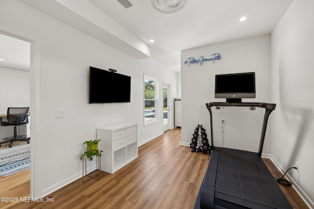 workout room featuring recessed lighting, visible vents, baseboards, and light wood-style floors