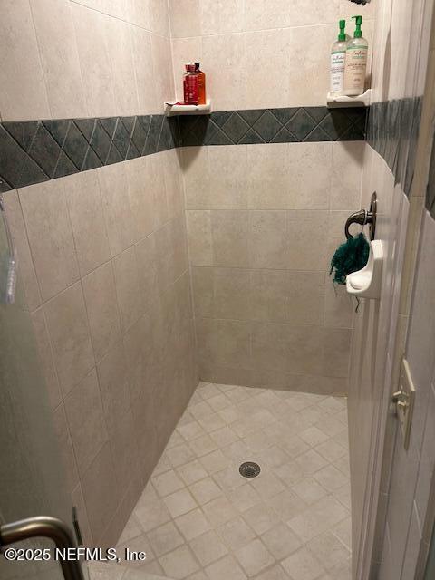 12186 Dividing Oaks Trl W, Jacksonville, FL 32223 - full bath featuring a tile shower