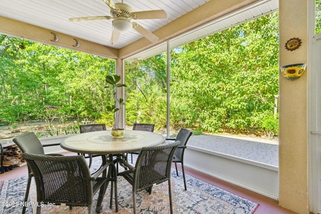 exterior space featuring outdoor dining area and a ceiling fan