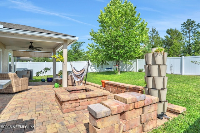 view of patio featuring a fenced backyard and ceiling fan