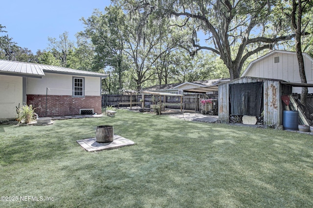 view of yard with a fenced backyard and an outdoor structure