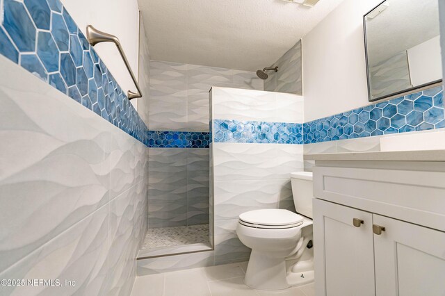 661 Ponte Vedra Blvd Unit 661B, Ponte Vedra Beach, FL 32082 - full bath featuring a tile shower, toilet, tile walls, tile patterned floors, and vanity