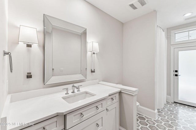 6230 Highlands Ct, Ponte Vedra Beach, FL 32082 - bathroom featuring vanity, toilet, baseboards, and a shower with curtain