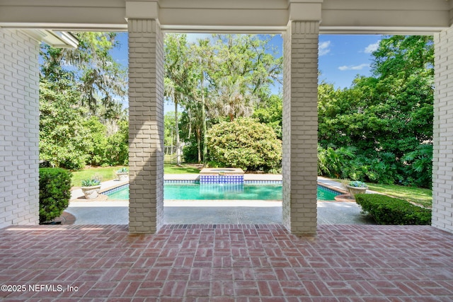 6230 Highlands Ct, Ponte Vedra Beach, FL 32082 - swimming pool featuring an in-ground hot tub, view of wooded area, and a patio