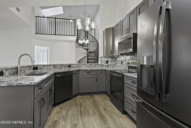 11213 Harbour Vista Cir, Saint Augustine, FL 32080 - kitchen with a sink, a chandelier, gray cabinetry, and stainless steel appliances