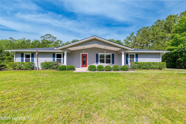 ranch-style house featuring a front yard