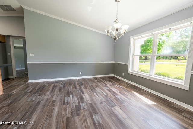 empty room featuring dark wood-style flooring, crown molding, a chandelier, and visible vents