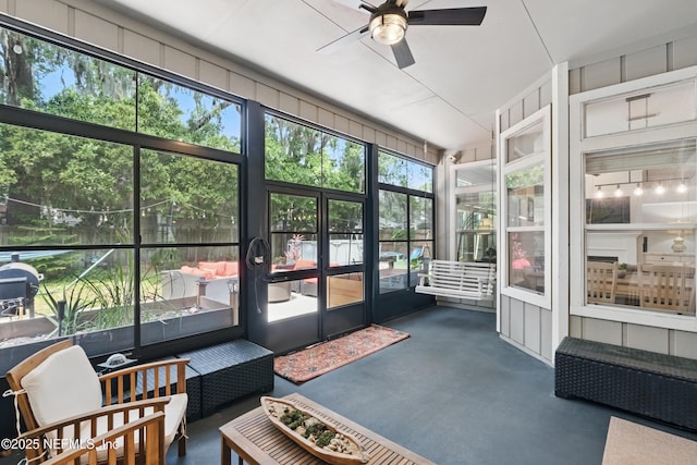 sunroom / solarium featuring outdoor lounge area and ceiling fan