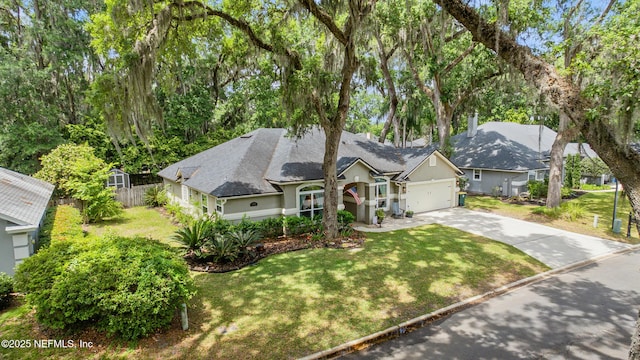 view of front facade featuring a garage, stucco siding, a front yard, and concrete driveway