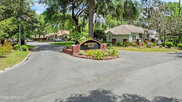 community sign featuring driveway