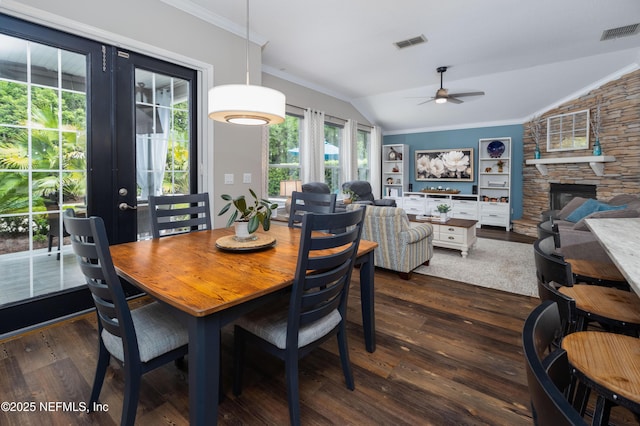 dining area featuring visible vents, dark wood-type flooring, ceiling fan, and crown molding
