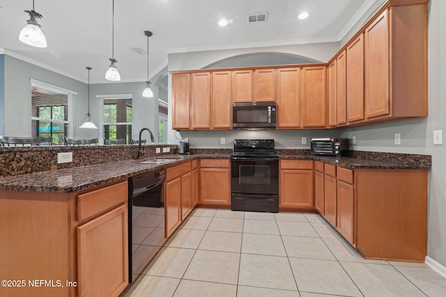 322 Cooper Bay Ct, Saint Augustine, FL 32092 - kitchen with crown molding, a sink, a peninsula, visible vents, and black appliances