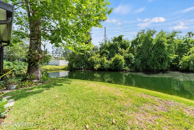 view of yard featuring a water view
