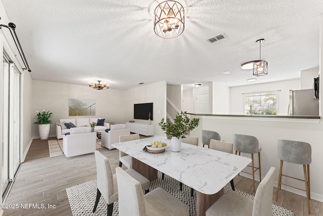 1605 Vineland Cir Unit B, Fleming Island, FL 32003 - dining space featuring baseboards, visible vents, a textured ceiling, and light wood-style floors