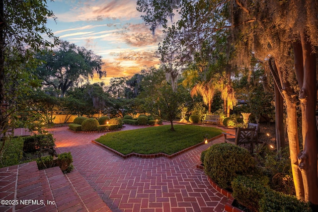 2127 River Rd, Jacksonville, FL 32207 - view of property's community featuring a lawn