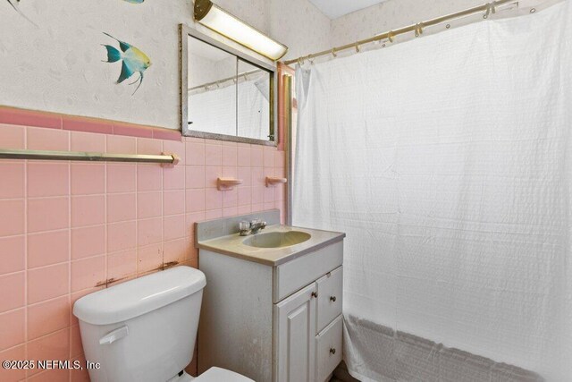 45121 Stratton Rd, Callahan, FL 32011 - bathroom featuring vanity, toilet, curtained shower, and tile walls