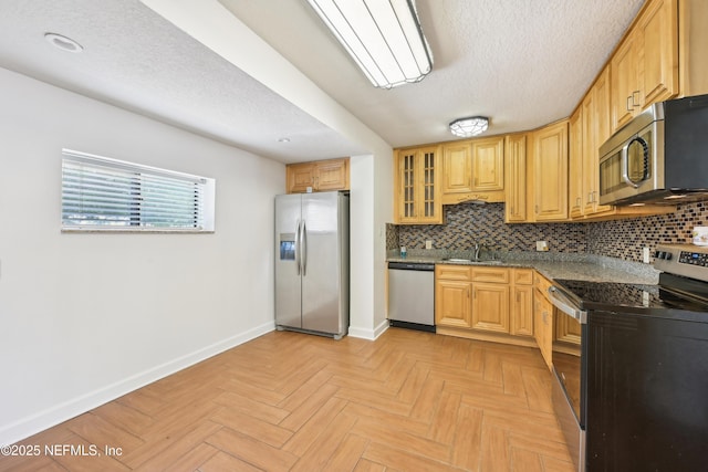 12054 Correa Ct, Jacksonville, FL 32246 - kitchen with a textured ceiling, a sink, stainless steel appliances, backsplash, and baseboards
