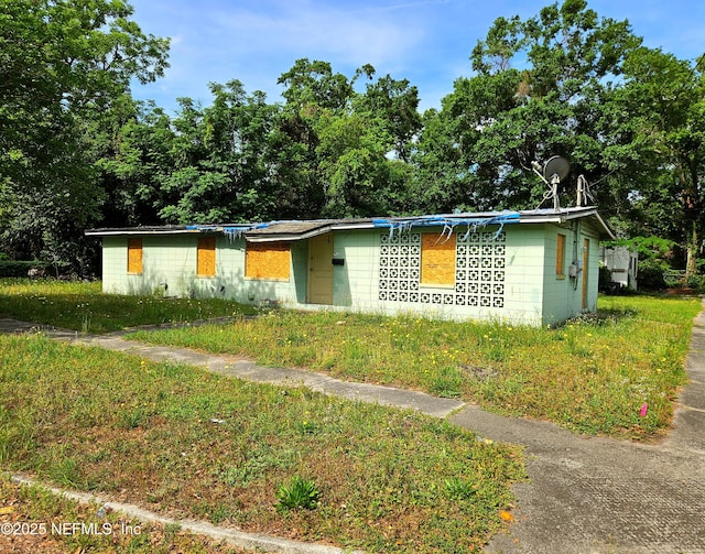 view of front of property featuring concrete block siding
