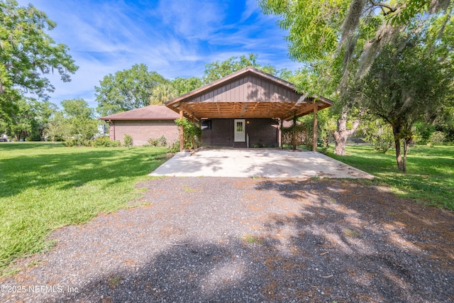 view of front facade featuring brick siding and a front lawn