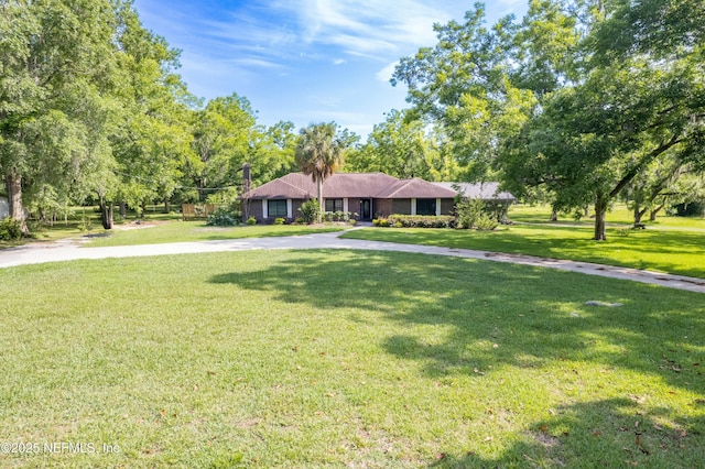 ranch-style home featuring a front lawn