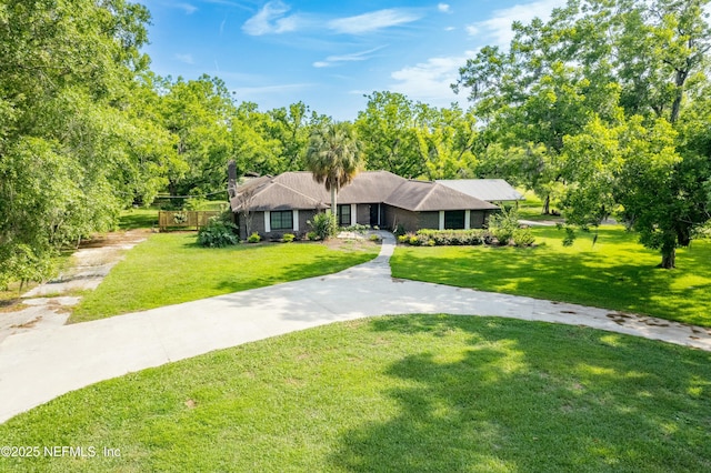 single story home featuring a front lawn