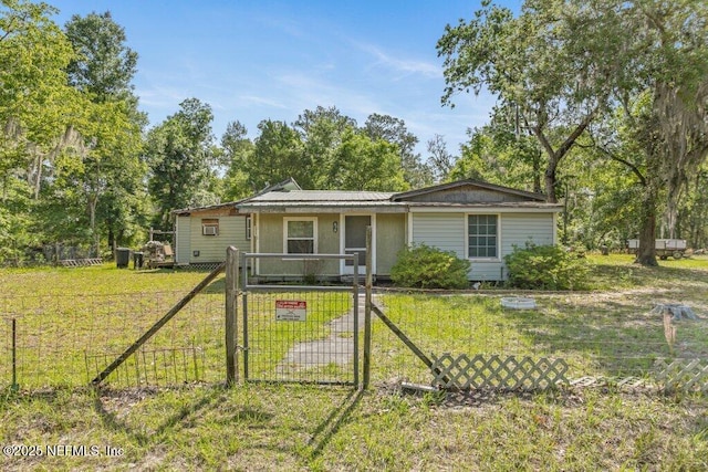 670 Hillsborough Ave, Florahome, FL 32140 - view of front of property featuring a gate, fence, and a front lawn