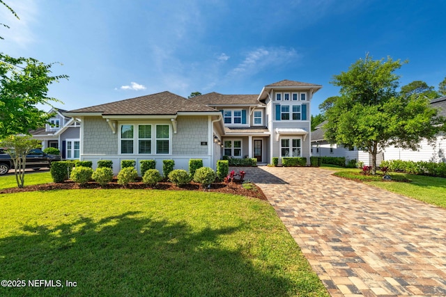 view of front of home featuring a front lawn and driveway