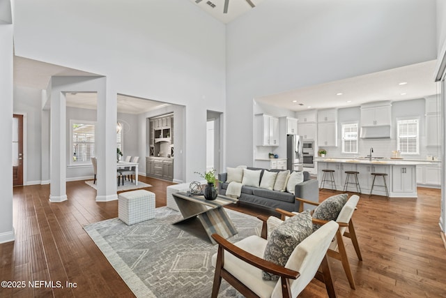 living area with visible vents, baseboards, and hardwood / wood-style floors