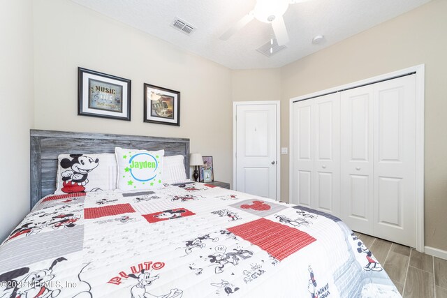 2793 Pointed Leaf Rd, Green Cove Springs, FL 32043 - bedroom with ceiling fan, wood finished floors, visible vents, and a closet