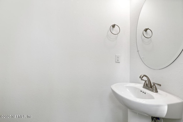 bathroom featuring a sink