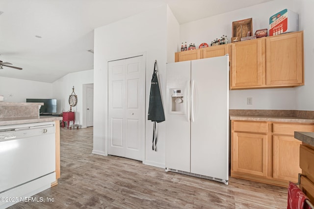 kitchen with light brown cabinets, a ceiling fan, open floor plan, light wood-style floors, and white appliances