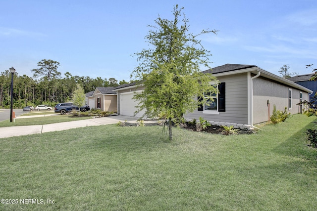 view of front of property featuring driveway, an attached garage, and a front yard