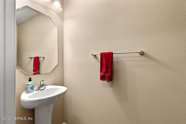 bathroom featuring a sink