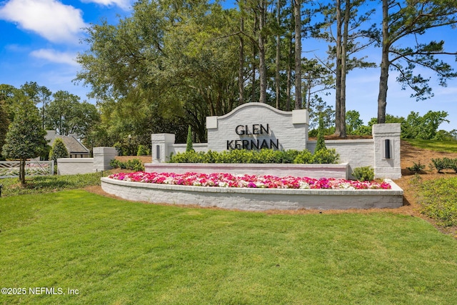 community sign featuring a yard