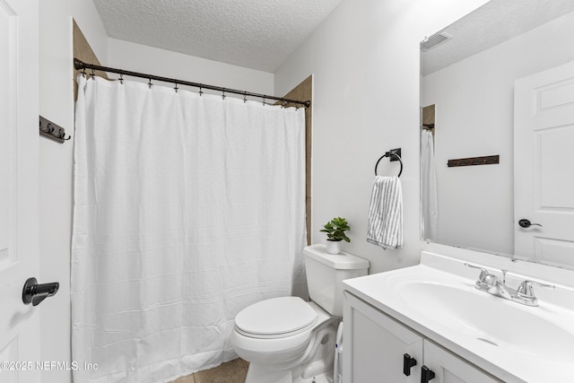full bathroom featuring vanity, a shower with curtain, toilet, and a textured ceiling