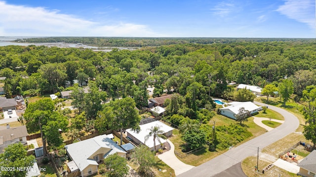 birds eye view of property featuring a forest view